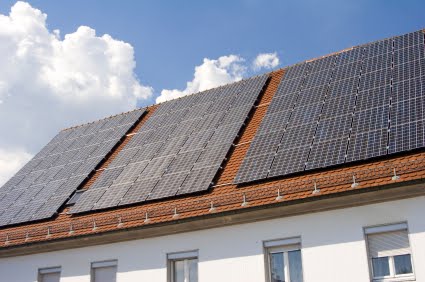 Pannelli fotovoltaici sui tetti delle scuole romane