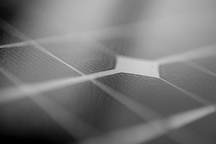 First Solar ha annunciato una produzione limitata del primo pannello fotovoltaico bifacciale al mondo che utilizza un semiconduttore a film sottile avanzato.